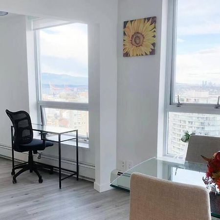 バンクーバーDowntown 3Br/2Ba+Views+Skytrain+Free Parkingアパートメント エクステリア 写真