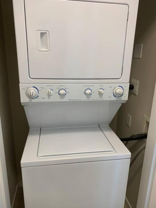 バンクーバーDowntown 3Br/2Ba+Views+Skytrain+Free Parkingアパートメント エクステリア 写真