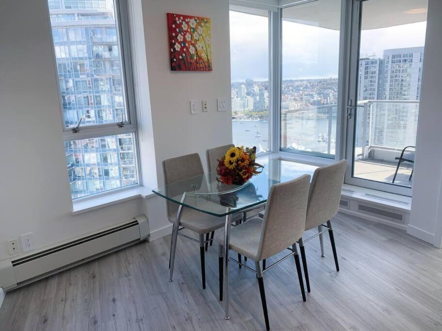 バンクーバーDowntown 3Br/2Ba+Views+Skytrain+Free Parkingアパートメント エクステリア 写真
