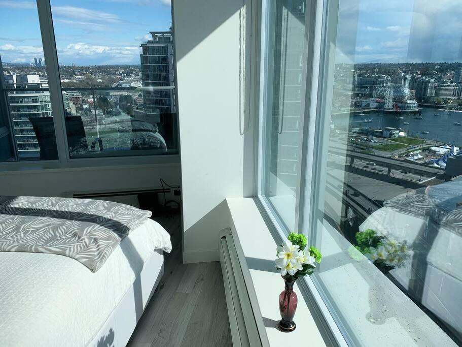 バンクーバーDowntown 3Br/2Ba+Views+Skytrain+Free Parkingアパートメント エクステリア 写真