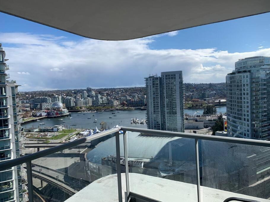 バンクーバーDowntown 3Br/2Ba+Views+Skytrain+Free Parkingアパートメント エクステリア 写真