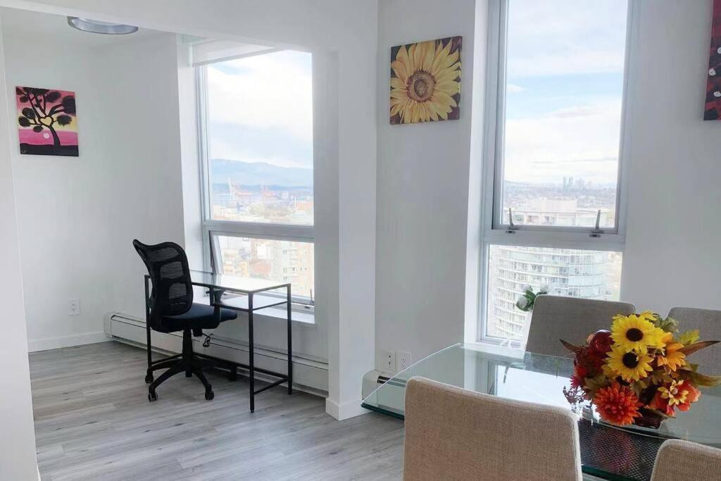 バンクーバーDowntown 3Br/2Ba+Views+Skytrain+Free Parkingアパートメント エクステリア 写真