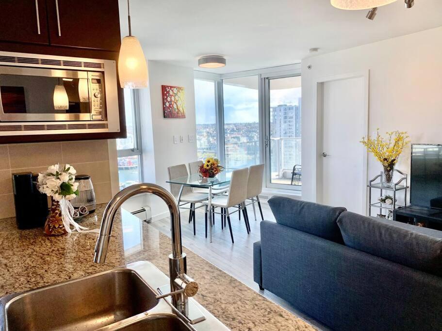 バンクーバーDowntown 3Br/2Ba+Views+Skytrain+Free Parkingアパートメント エクステリア 写真