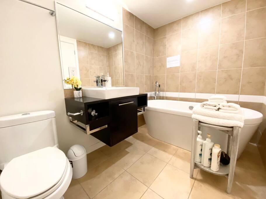 バンクーバーDowntown 3Br/2Ba+Views+Skytrain+Free Parkingアパートメント エクステリア 写真