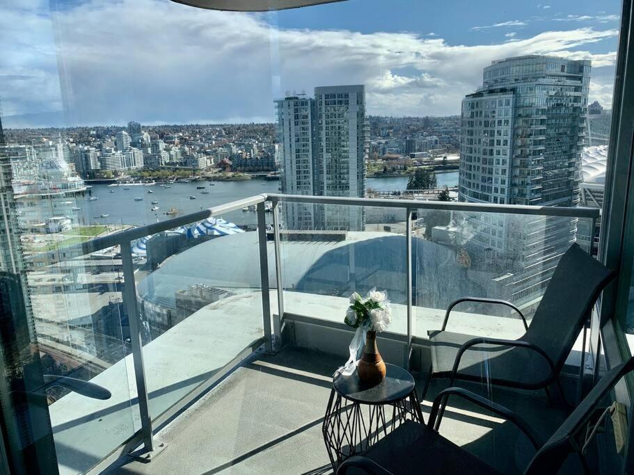 バンクーバーDowntown 3Br/2Ba+Views+Skytrain+Free Parkingアパートメント エクステリア 写真