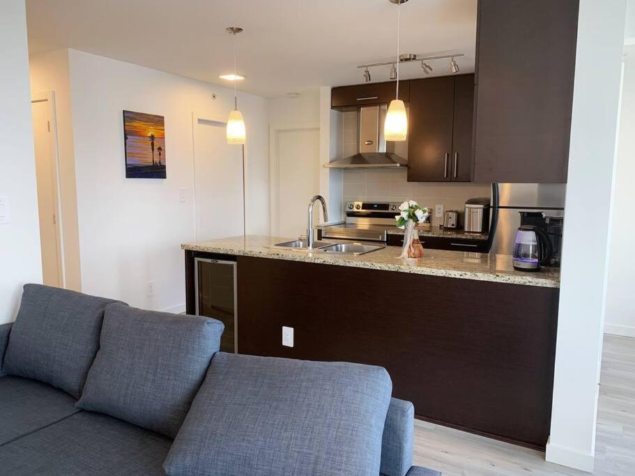 バンクーバーDowntown 3Br/2Ba+Views+Skytrain+Free Parkingアパートメント エクステリア 写真