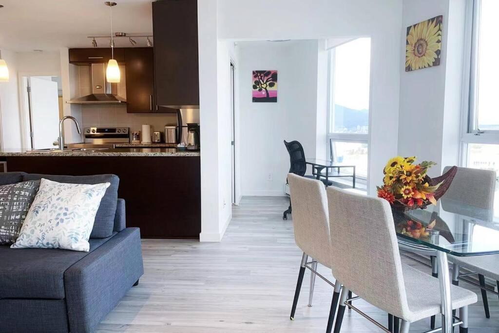 バンクーバーDowntown 3Br/2Ba+Views+Skytrain+Free Parkingアパートメント エクステリア 写真