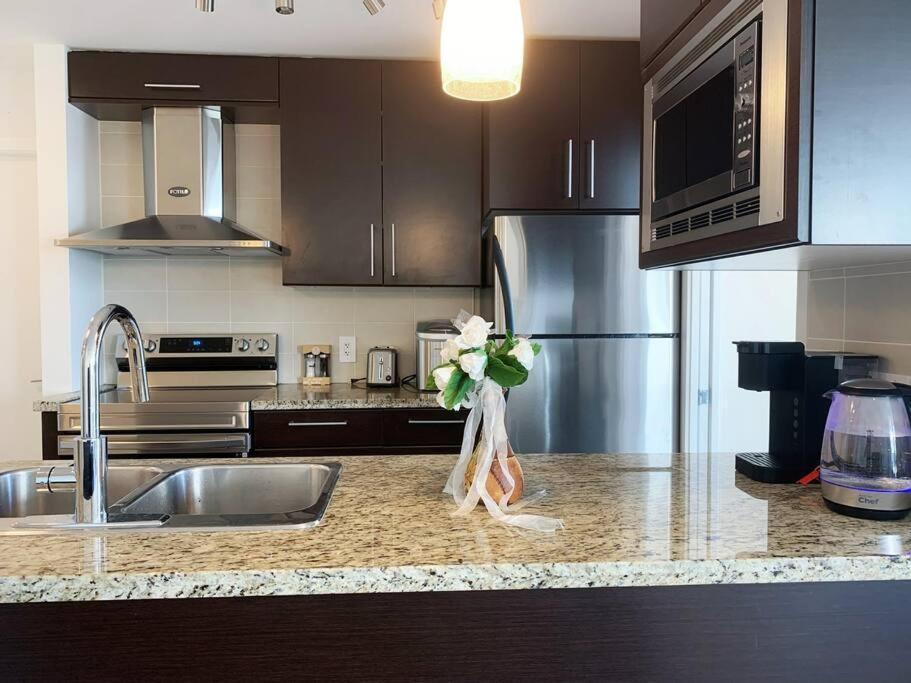 バンクーバーDowntown 3Br/2Ba+Views+Skytrain+Free Parkingアパートメント エクステリア 写真