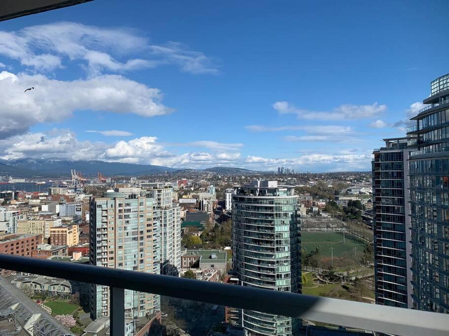 バンクーバーDowntown 3Br/2Ba+Views+Skytrain+Free Parkingアパートメント エクステリア 写真